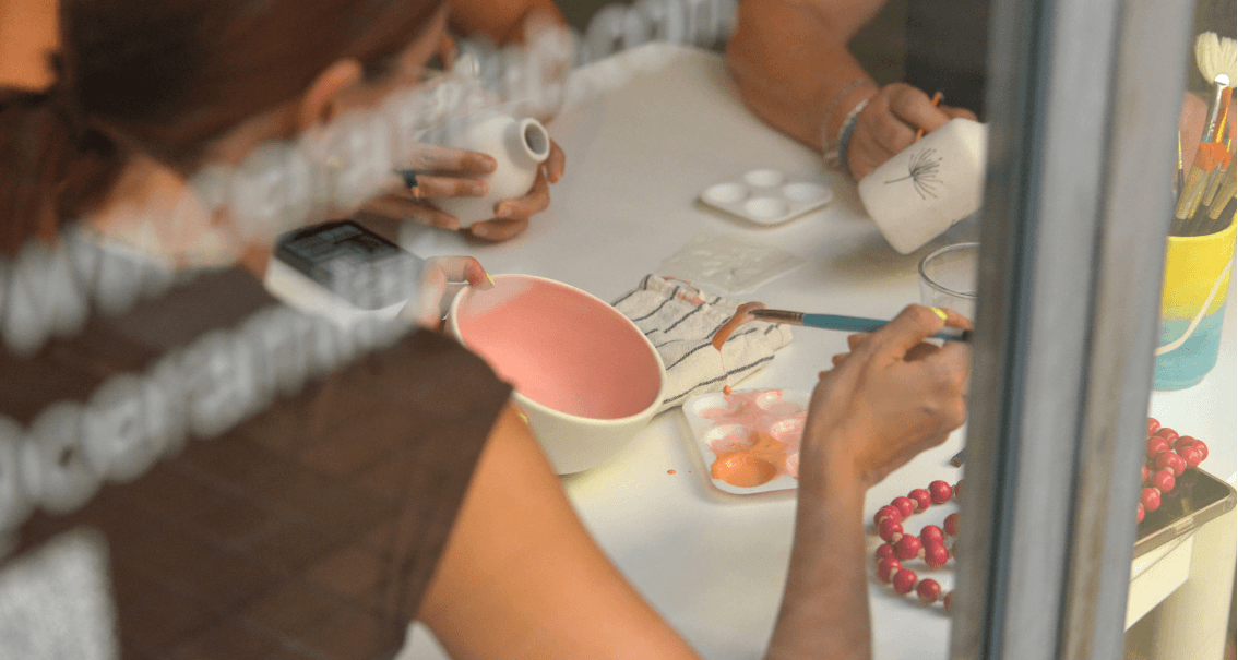 Personas pintando cerámica en un taller de CeramiLab